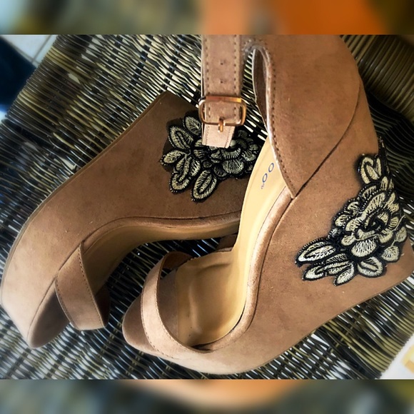 Boho Lily Platforms - Picture 1 of 8